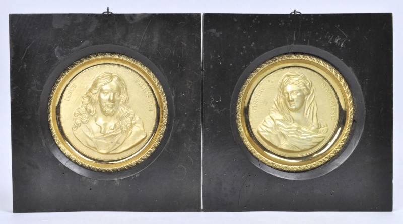 Twee verguld koperen plaquettes met afbeeldingen van Jezus en Maria. XIXe eeuw.