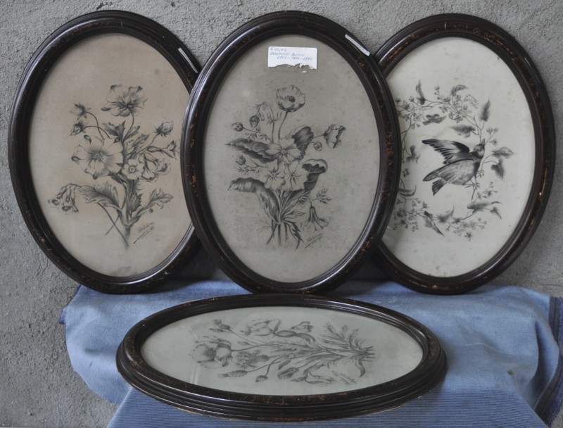 Vier ovale tekeningen van bloemenranken. Potlood op papier. Allen gesigneerd en gedateerd. Einde XIXe eeuw.