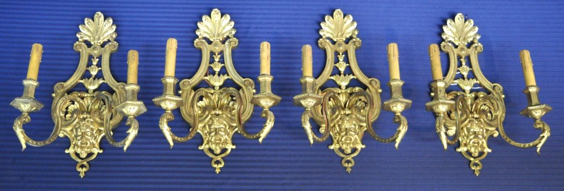 Vier appliques van messing in Lodewijk XIV-stijl. Telkens twee lichtpunten.
