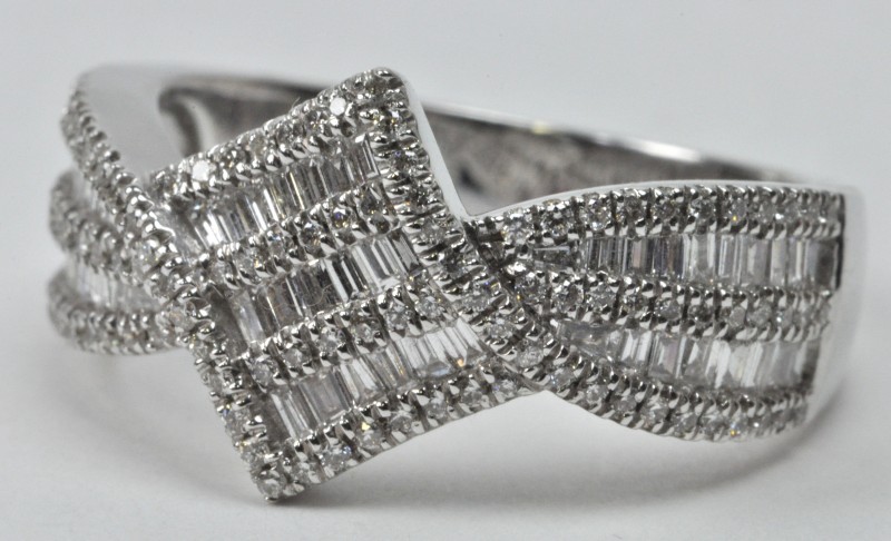 Een 18 karaats wit gouden ring bezet met diamanten met een gezamenlijk gewicht van ± 0,80 ct.