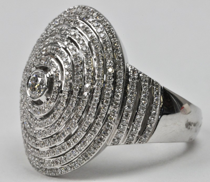 Een 18 karaats wit gouden ring bezet met diamanten en baguetten met een gezamenlijk gewicht van ± 1,41 ct.