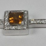 Een 18 karaats wit gouden armband bezet met diamanten met een gezamenlijk gewicht van ± 1,00 ct. en citrine.