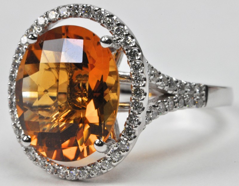 Een 18 karaats wit gouden ring bezet met diamanten met een gezamenlijk gewicht van ± 0,65 ct. en een citrine palmera van ± 8,45 ct.