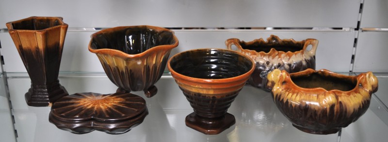 Een lot Belgisch Thulin aardewerk met Antica glazuur, bestaande uit drie vazen, twee cachepots en een dekseldoosje.