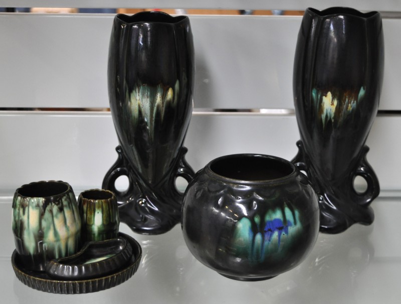 Een lot Belgisch Thulin aardewerk met Airain glazuur, bestaande uit twee siervazen, een bolle vaas en een rokersstelletje.