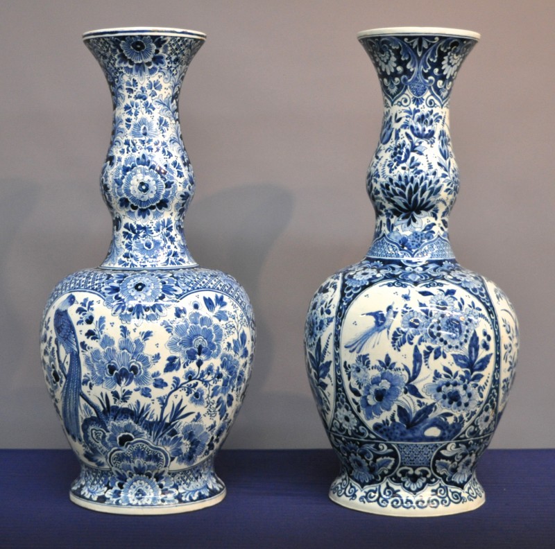 Paar grote knobbelvazen van blauw en wit aardewerk. Onderaan gemerkt De Porceleyne Fles en “Delft”. Eén hals gerepareerd.