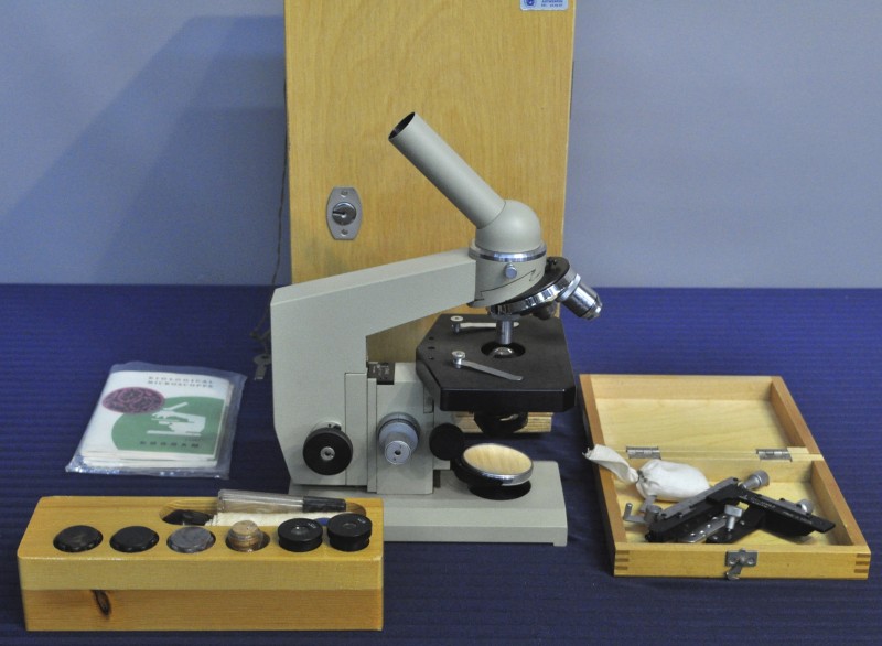 Een Russische microscoop in houten kist. Gemerkt.