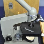 Een Russische microscoop in houten kist. Gemerkt.