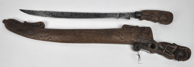 Een ‘Batak’ zwaard met houten schede. Indonesië.