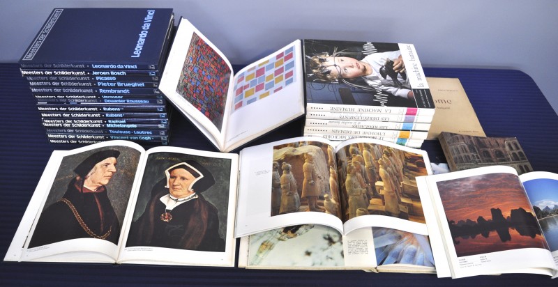 Een groot lot boeken met o.a. de reeks “Meesters der schilderkunst” en de reeks “La vie et l’homme.