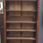 Twee boekenkasten in Engelse stijl, de hoekstijlen in de vorm van gedraaide zuiltjes.