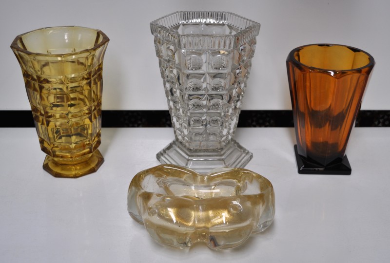 Een lot glaswerk, bestaande uit een asbak van glaspasta, twee verschillende amberkleurige vazen en een kleurloze.