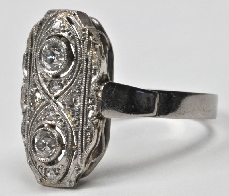 Een 14 karaats wit gouden art deco ring bezet met briljanten met een gezamenlijk gewicht van ± 0,50 ct.
