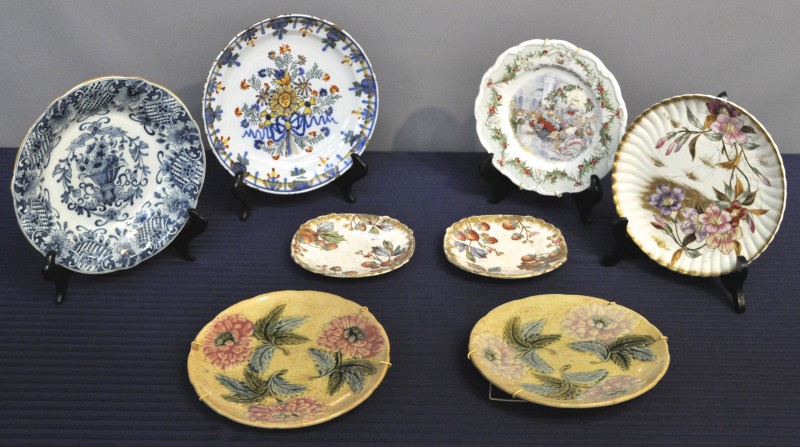 Een lot diverse borden van aardewerk en porselein. O.m. Delft, Makkum enz.