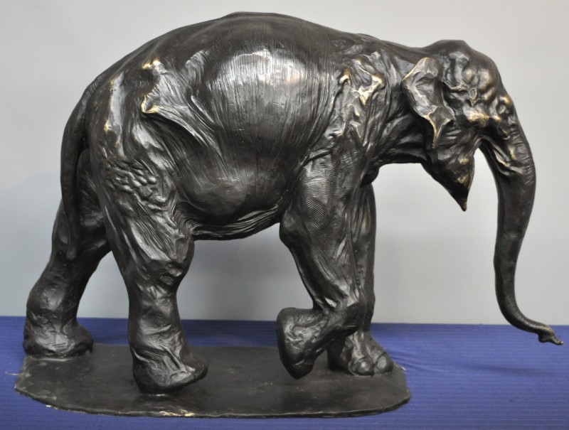 “Indische olifant”. Een beeld van donkergepatineerd brons.