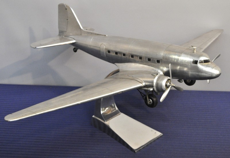 Een schaalmodel van een Douglas DC-3 ‘Dakota’ op staander.