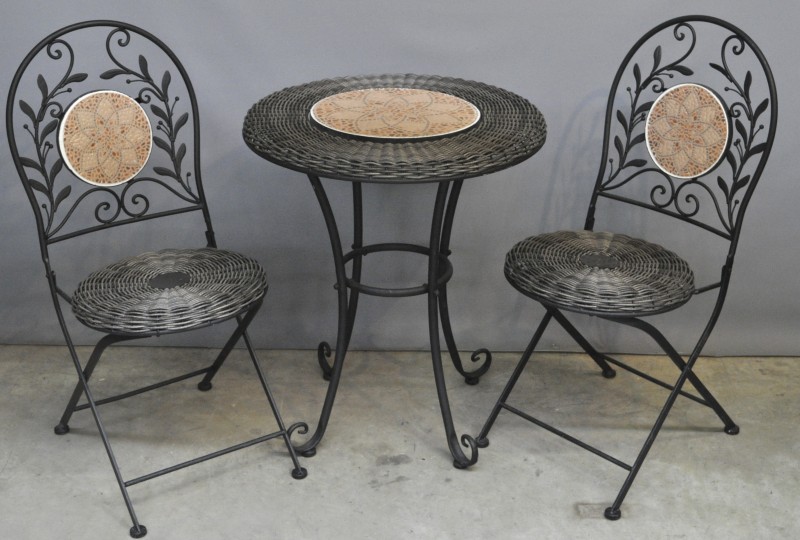 Een tuinset van grijsgepatineerd metaal en gevlochten kuststof, bestaande uit twee stoelen en een tafeltje. De tafel met een aardewerken blad.