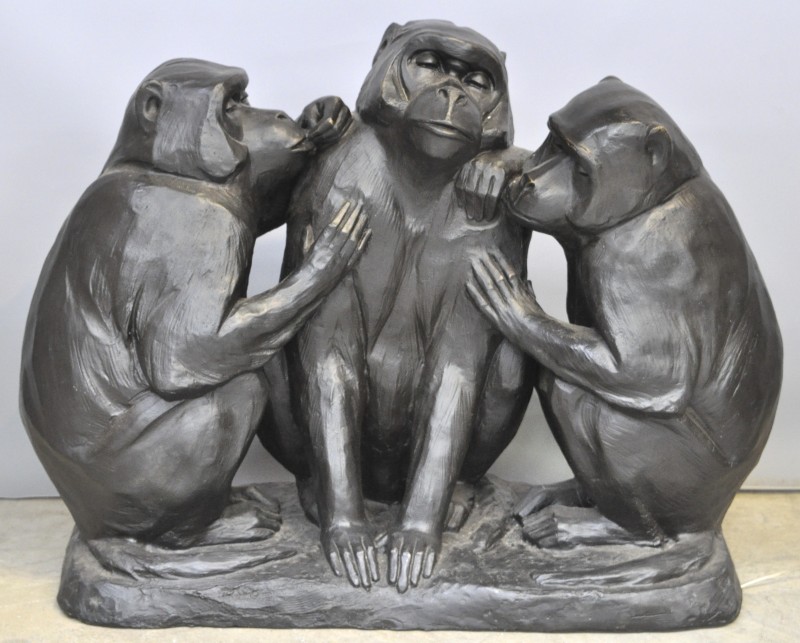 Een groep van donkergepatineerd brons met een afbeelding van drie apen.