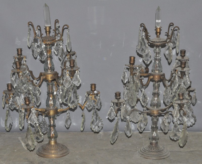 Een paar grote girandoles van brons met kristallen pendeloques.