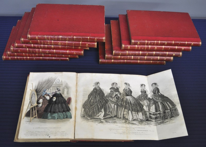 Le Journal des Demoiselles. Tijdschriften gebonden in rood leder in 12 volumes. 1857-1869. Met talrjke modeplaten in kleur.