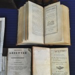 Een lot boeken, in bruin leder gebonden: “Révolutions de Paris” (1790) in 4 vol. “Histoire de Mons” (1725). “Histoire du Hainaut” (1722 en 1792). “L’Argus de l’Europe” (1756). En 11 andere.