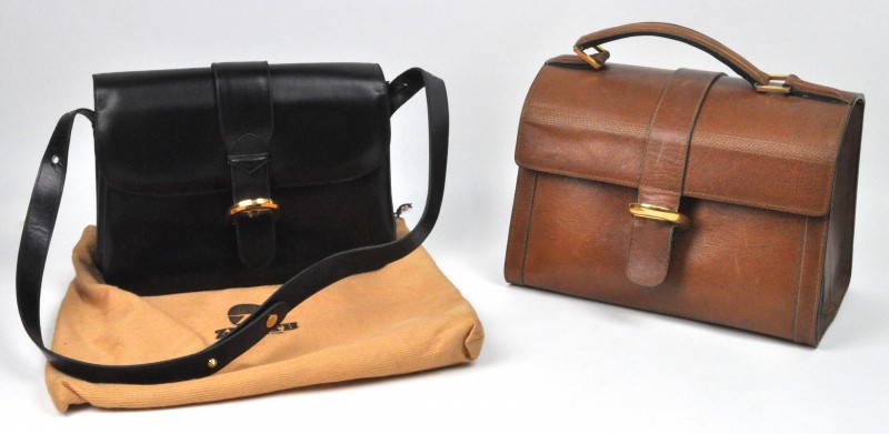 Een handtas van bruin leder gemerkt Delvaux (sporen van gebruik). En een zwarte van het merk Nouvelta (in goede staat).