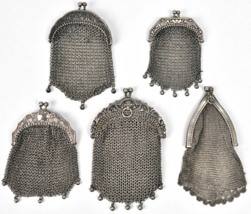 Vijf diverse geldbeursjes met gedreven zilveren beugels en maliën. Omstreeks 1900.