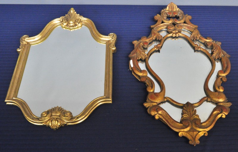Spiegel met vergulde lijst in Lodewijk XV-stijl en een dito spiegel in Georgian stijl.