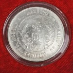 Een gevarieerd lot, bestaande uit een stenen handbijl uit Wisconsin, een wekker met een propagandistische afbeelding van Mao en een Chinese zilveren munt in etui.