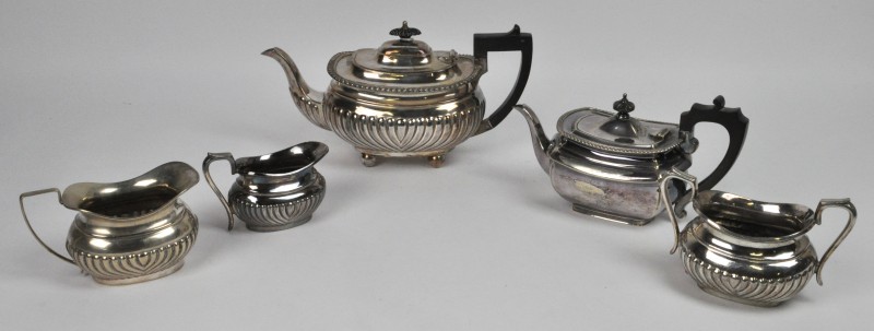 Een koffie- en theeservies van verzilverd metaal in Empire-stijl. Bestaande uit een koffiepot, een theepot, twee melkkannetjes en een suikerpot. Diverse merken.