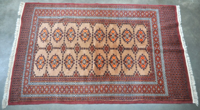 Een handgeknoopt wollen tapijt. Pakistan.