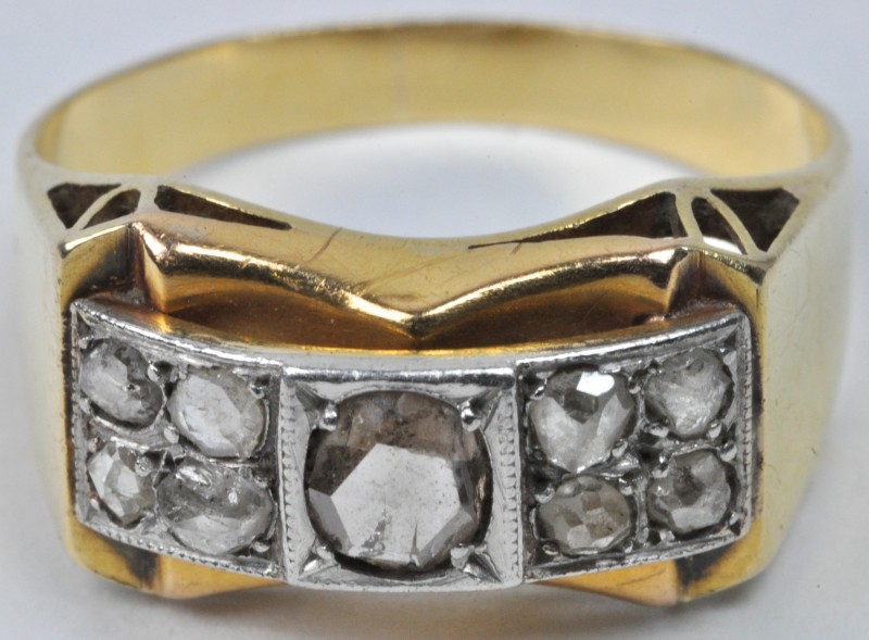 Een 18 karaats wit en geel gouden ring bezet met diamant oude slijp met een gezamenlijk gewicht van ± 0,70 ct.