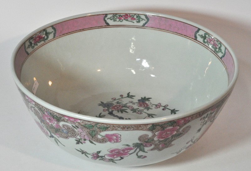 Grote kom van Chinees porselein met een famille rose versiering. Met apocrief keizerlijk merk op de basis.
