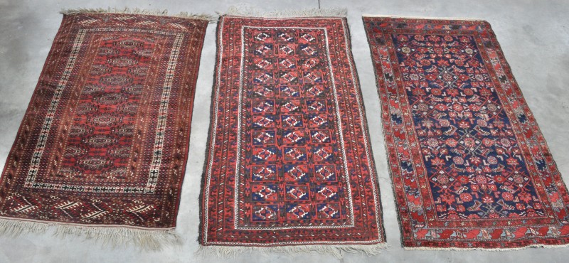 Een lot van drie handgeknoopte Oosterse wollen tapijtjes, waaronder een Mori Jomud.