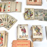 Een lot oude speelkaarten, waaronder proefdrukken.