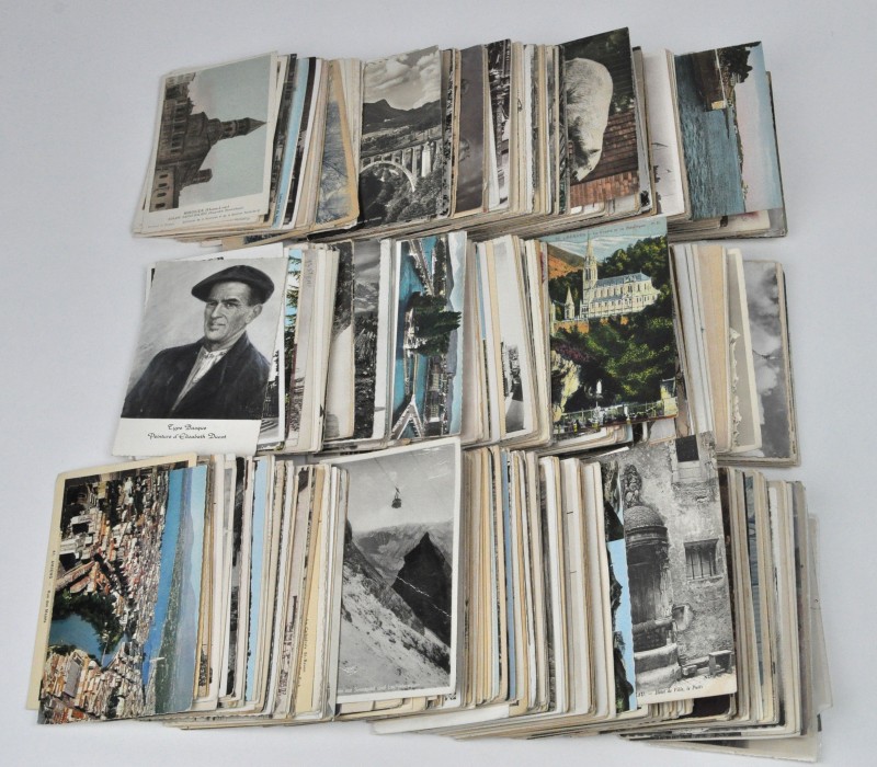 Een verzameling oude hoofdzakelijk Belgische en Franse postkaarten. +/- 800 stuks.