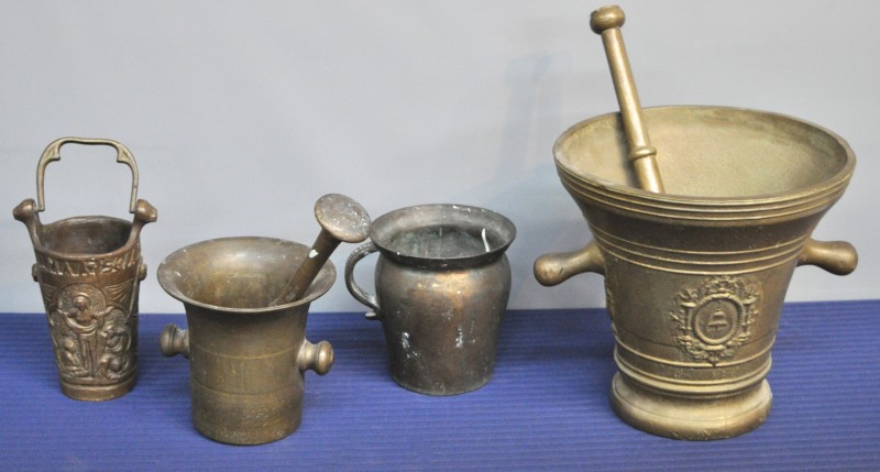 Een lot brons, bestaande uit een grote en een kleine vijzel, een kan en een wijwatervat.