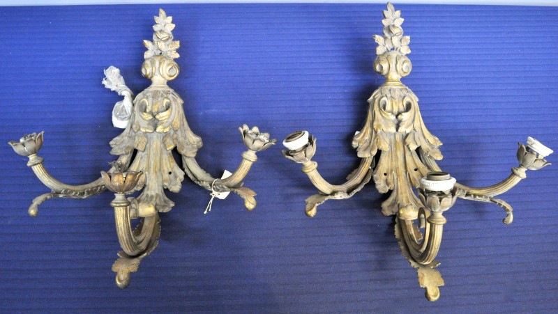 Een paar bronzen appliques in barokke stijl met drie lichtpunten. XIXe eeuw.