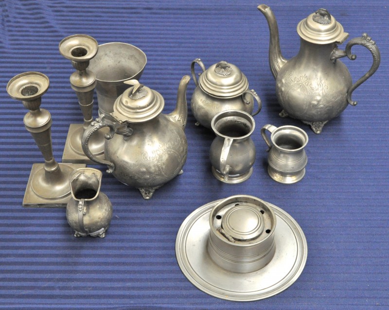 Een gevarieerd lot tin, bestaande uit en koffie- en theestelletje, twee kandelaars, twee maatbekertjes, een drinkbeker en een inktstelletje. XIXe eeuw.