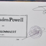 “Sir Baden Powell”. Zeefdruk naar een schilderij van Georges Blommaert (1920-2008) gedateerd 1953. Gesigneerd buiten de plaat in 2005 en authentificatie door Gerechtsdeurwaarder Jan Vindelinckx.