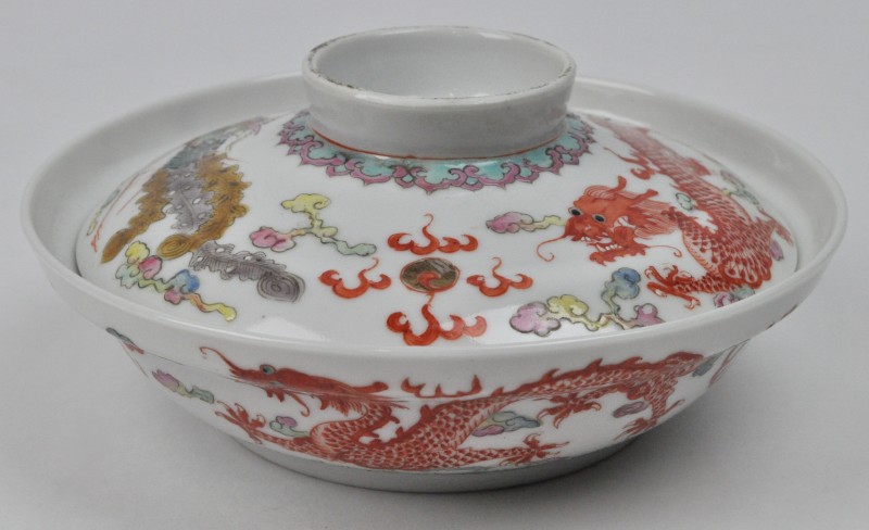 Coupe met deksel van polychroom porselein. Chinees werk, tijdperk Kouang-Siue, omstreeks 1900.
