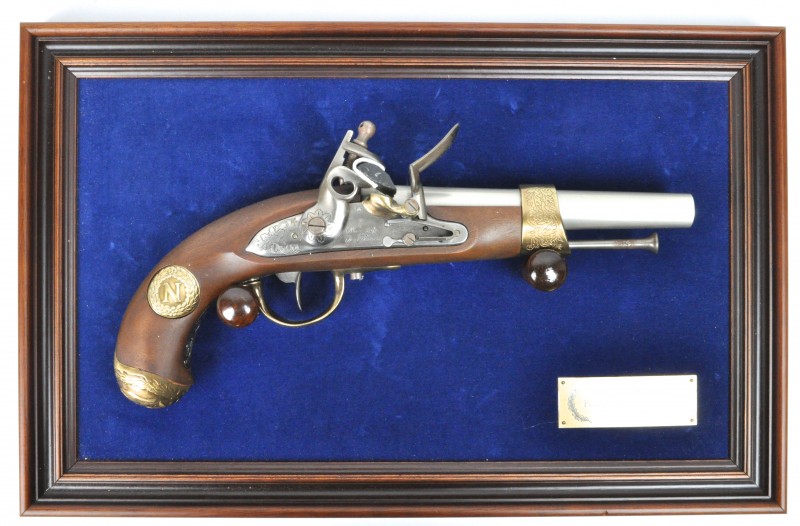 “The Napoleon flintlock pistol”. Replica van een Napoleontisch pistool. Ingelijst.