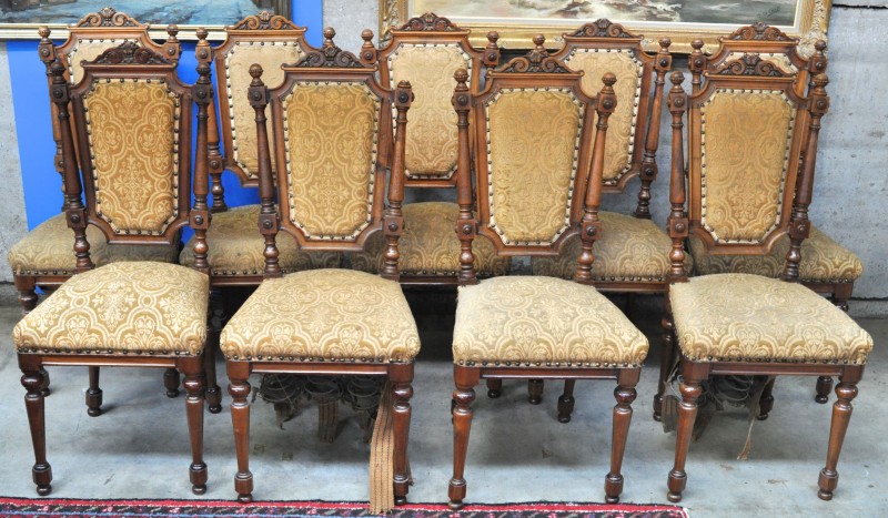 Een serie van negen gesculteerde stoelen. Einde XIXe eeuw. (enkele te restaureren).