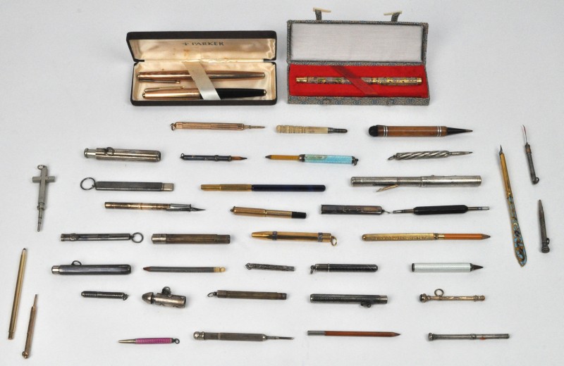 Een gevarieerd lot pennen, vulpennen, balpennen, vulpotloden en potloodhoudertjes van verguld en verzilverd metaal, cloisonné, ivoor (o.m. Parker en Hua-Long).