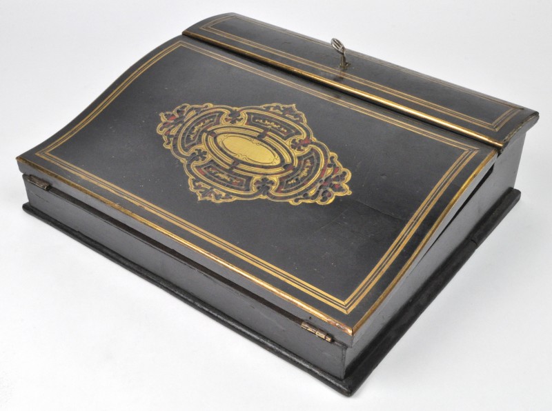 Een scribaan van zwartgelakt hout in Napoleon III-stijl en ingelegd met geel koperen details. XIXe eeuw.