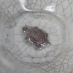 Een octagonaal kommetje van celadonkleurig porselein. Op de bodem versierd met een kleine schildpad in reliëf. Chinees werk.