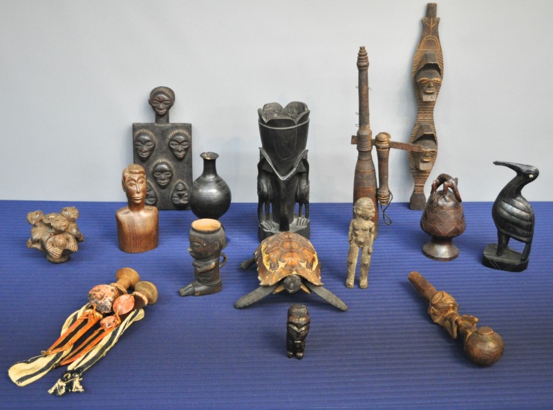 Een gevarieerd lot Afrikaanse voorwerpen van o.a. aardewerk en ebbenhout.