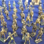 Een groot lot oude speelgoedsoldaatjes, bestaande uit infanterie, matrozen, fanfare, een rijkswachter, Churchill, Eisenhouwer, Koning Boudewijn, .... Kleine beschadigingen.