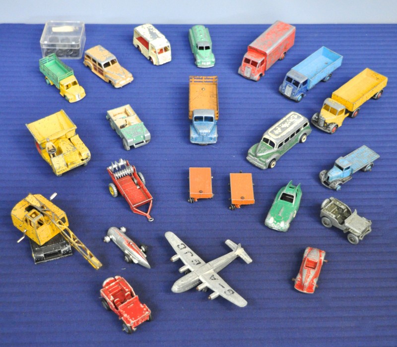 Een lot van twintig speelgoedvoertuigen uit de jaren ‘50. Gebruikt.