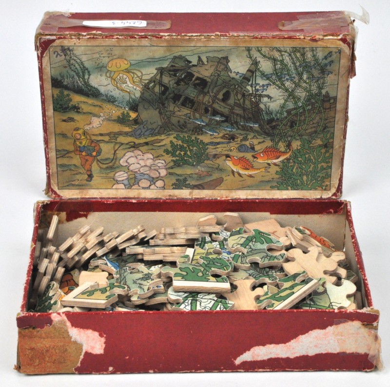 Een houten puzzel met een afbeelding uit het Kuifje-album “De schat van Scharlaken-Rackham”. Omstreeks 1950. Compleet.